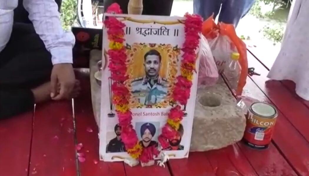 मां गंगा के तट पर शहीद जवानों को दी गयी श्रद्धांजलि