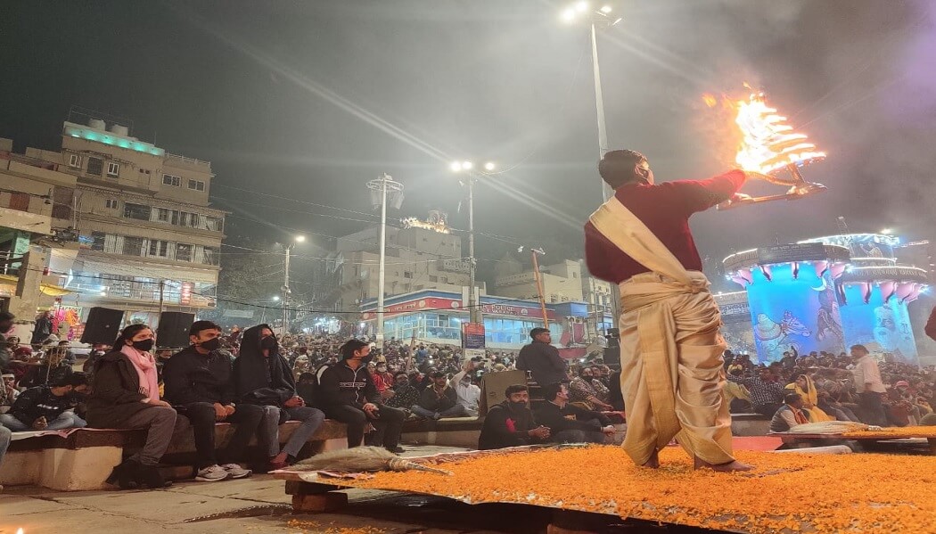 वाराणसी पहुंचे क्रिकेटर शिखर धवन, गंगा आरती में हुए शामिल 