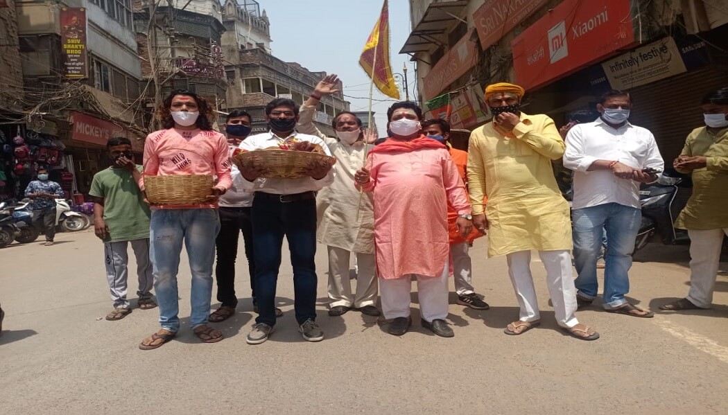 शिवसेना के कार्यकर्ताओं ने माता श्रृंगार गौरी के मंदिर में टेका मत्था 