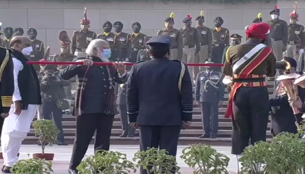 शहीदों के सम्मान में पीएम ने जलायी स्वर्णिम मशाल, ‘विजय ज्योति यात्रा’ को किया रवाना