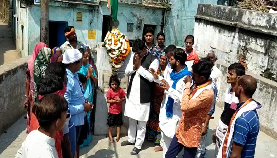 गांधी जयंती पर इस गांव के लोगों ने मंदिरों ने चलाया सफाई अभियान, किया महात्माओं को याद 