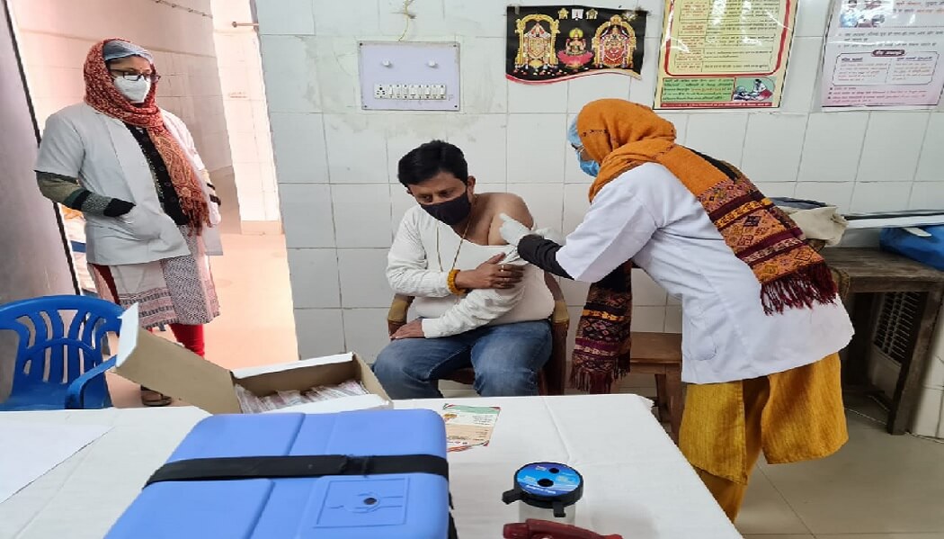 वाराणसी में टीकाकरण के तीसरे चरण की हुयी शुरूवात, अपर मुख्य चिकित्साधिकारी ने वैक्सीन लगवाने की अपील की