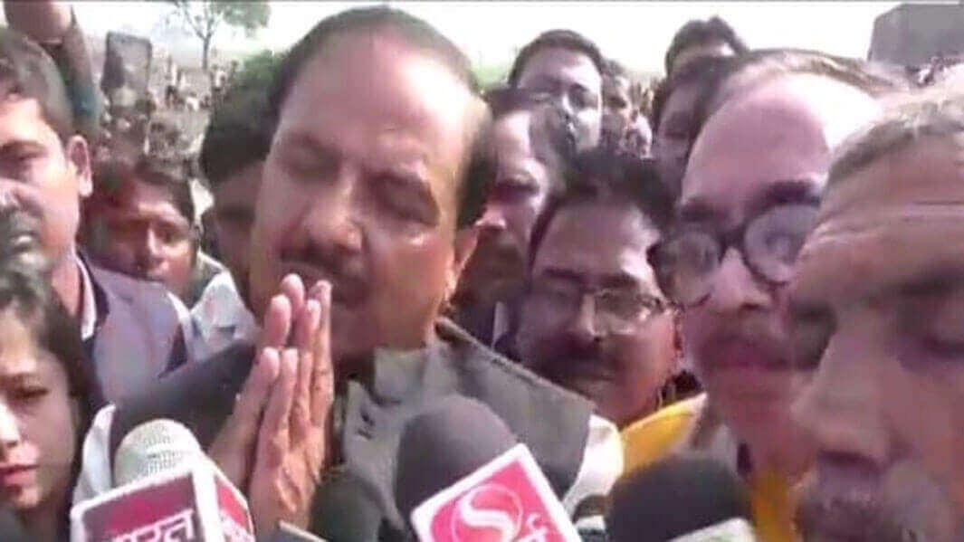 जिला प्रशासन की चूक पर Union Minister Mahesh Sharma ने हाथ जोड़कर मांगी माफ़ी