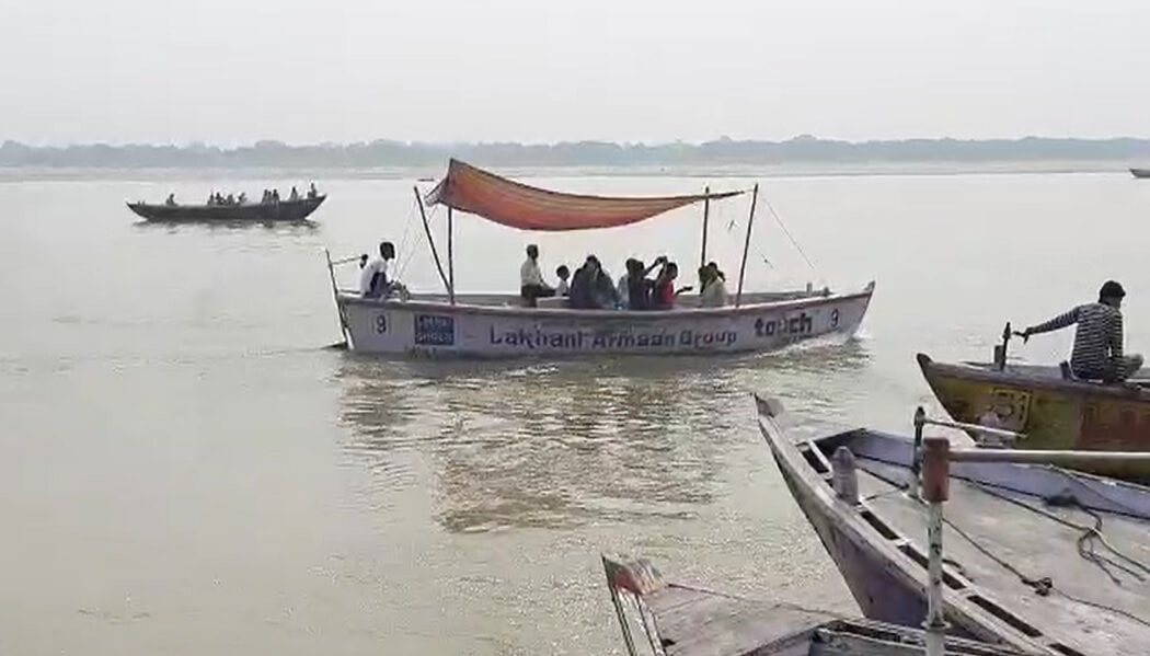 वाराणसी में घाटों पर वापस लौटने को तैयार है जिंदगी, अब गंगा में फिर लहराएंगी रंग बिरंगी नावें