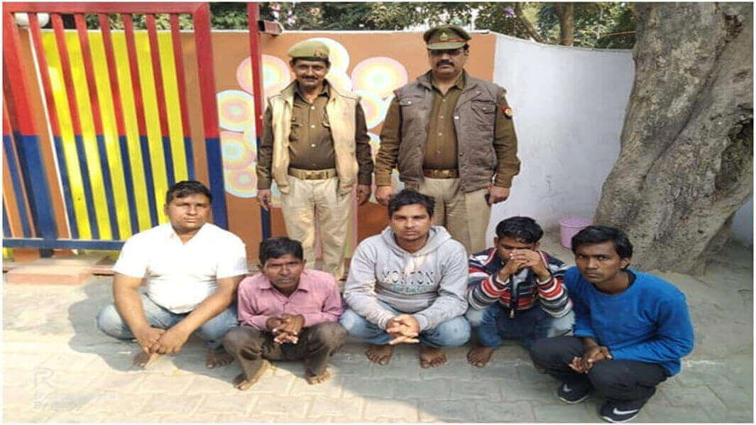 Varanasi Crime Branch ने पकड़ी भारी मात्रा में अवैध अंग्रेजी शराब, पांच तस्‍कर गिरफ्तार