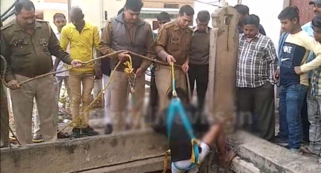 Varanasi में खड़े रहे ‘तोंदधारी’ फायरकर्मी, युवक ने कुँए में उतरकर बचाई गाय की जान