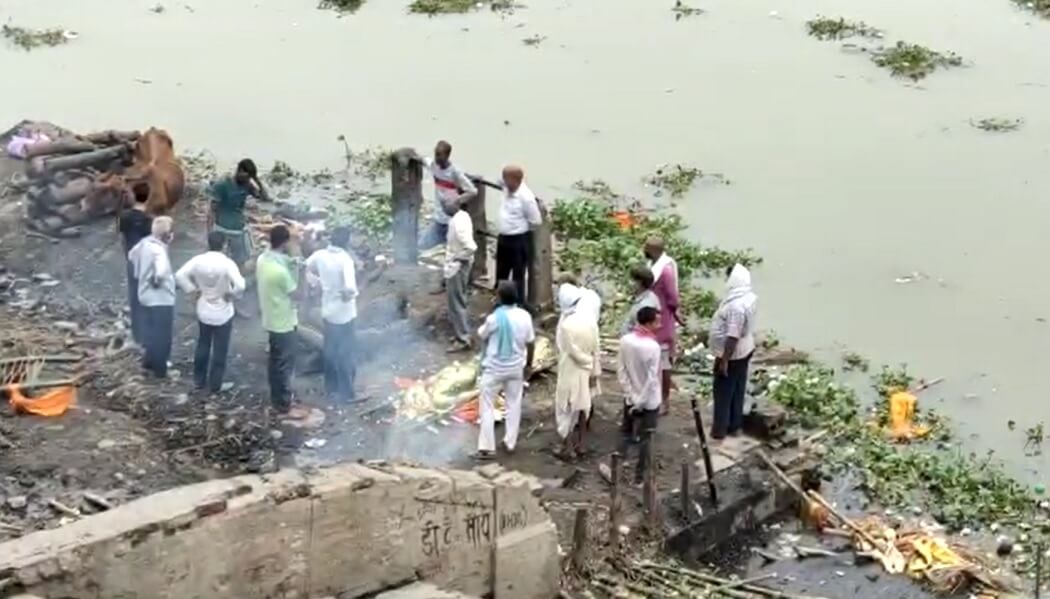 बाढ़ की वजह से डूबा कुछ हिस्सा, शव दाह में हो रही दिक्कत 