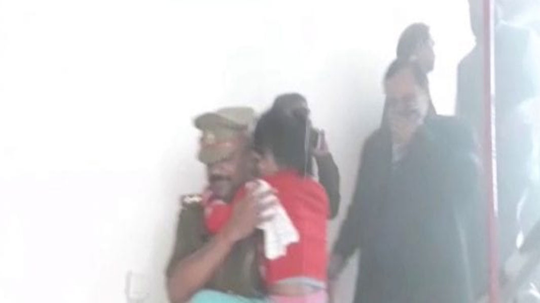 Varanasi Police के इस जाबाज़ अफसर ने बचाई दिव्यांग बच्ची की जान