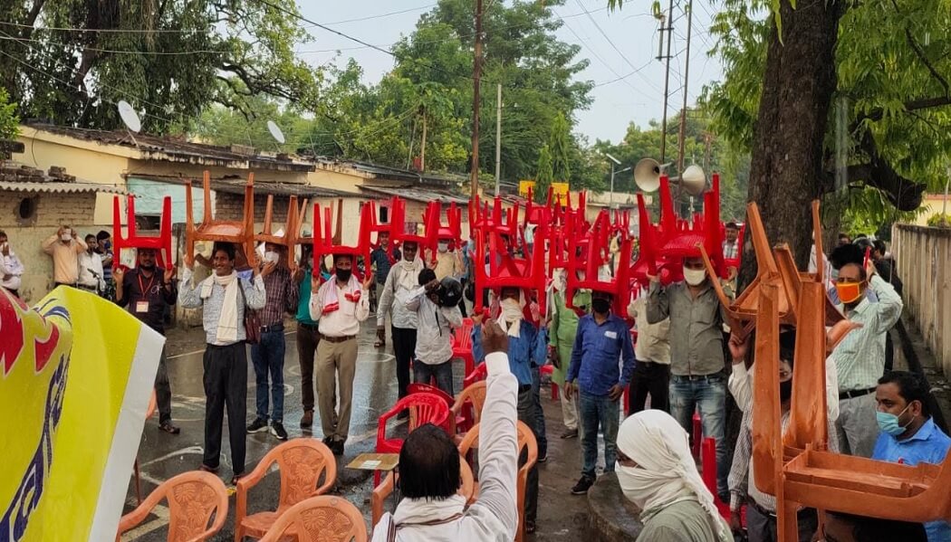 भारी बारिश के बीच भी बिजली कर्मियों एवं अभियंताओं ने निजीकरण एवं विघटन के खिलाफ किया जोरदार विरोध प्रदर्शन 