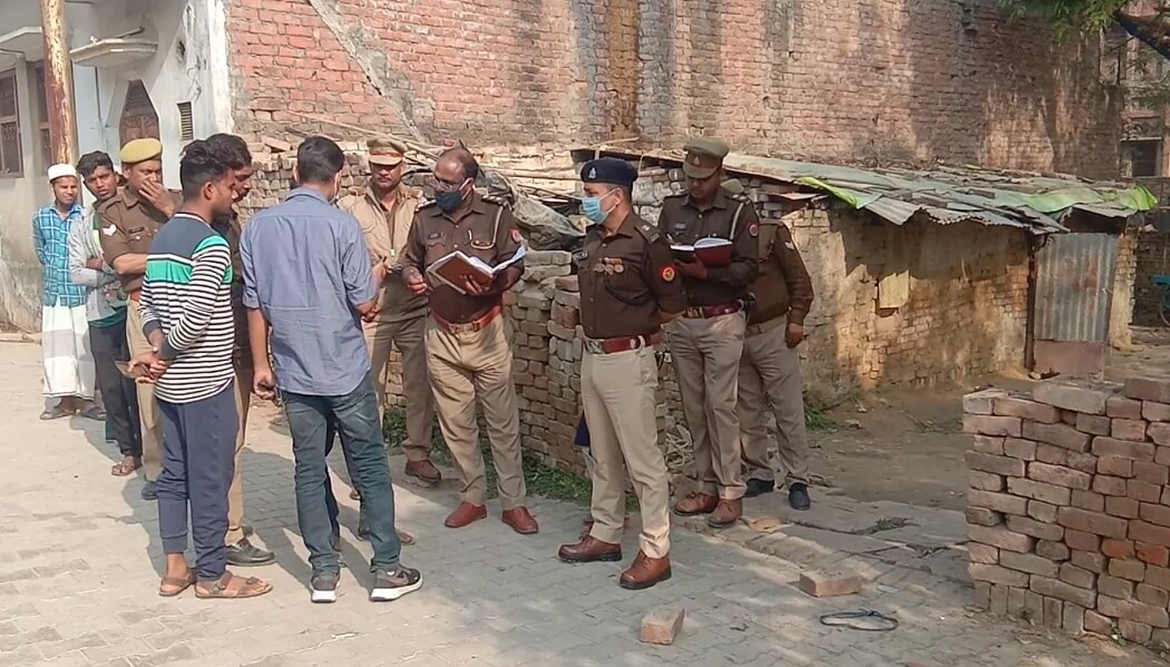 पुराने पुल पर मिली युवक की लाश, धारदार हथियार से की गयी हत्या 